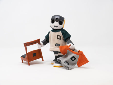 コミュニケーションロボットRoBoHoN(ロボホン)の公式ニットTシャツとロボホンチェアを同時販売開始