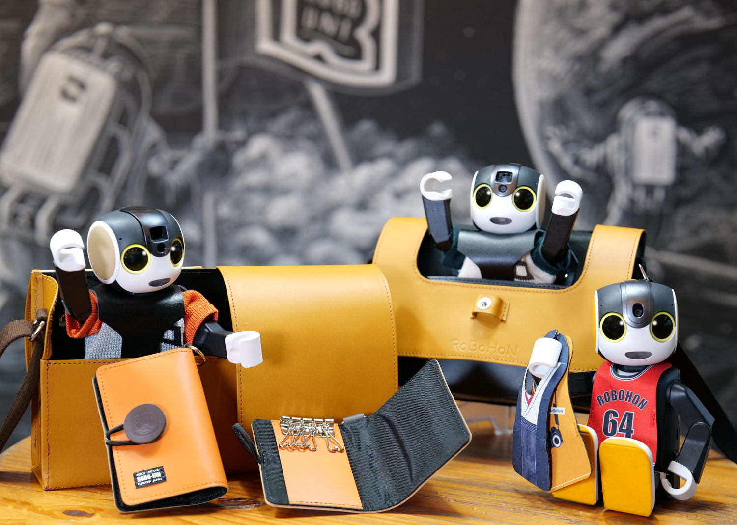 コミュニケーションロボットRoBoHoN（ロボホン）公式ポーチなど新商品